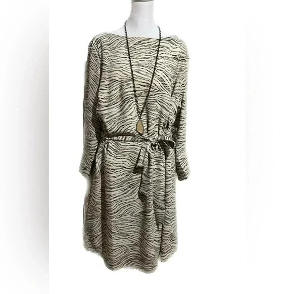 H&M Dresses & Skirts - H&M animal print large belted 3/4 sleeve dress